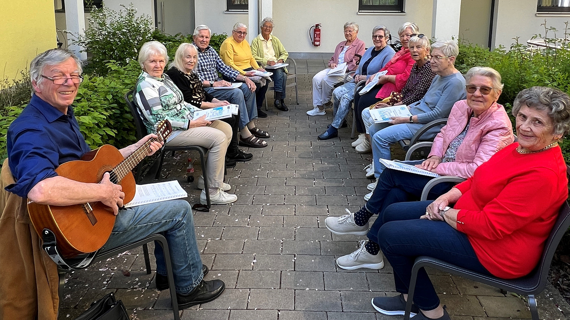 Veranstaltungen – Singen mit Ulrich Hirsch im Innenhof
