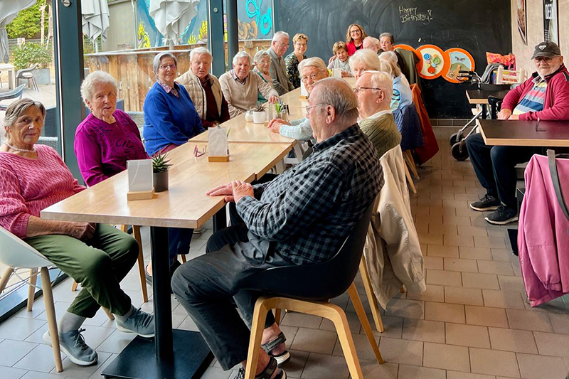Bewohnerinnen und Bewohner des betreutes Wohnen sitzen im Café. Angebote der Sozialstation Sachsenheim