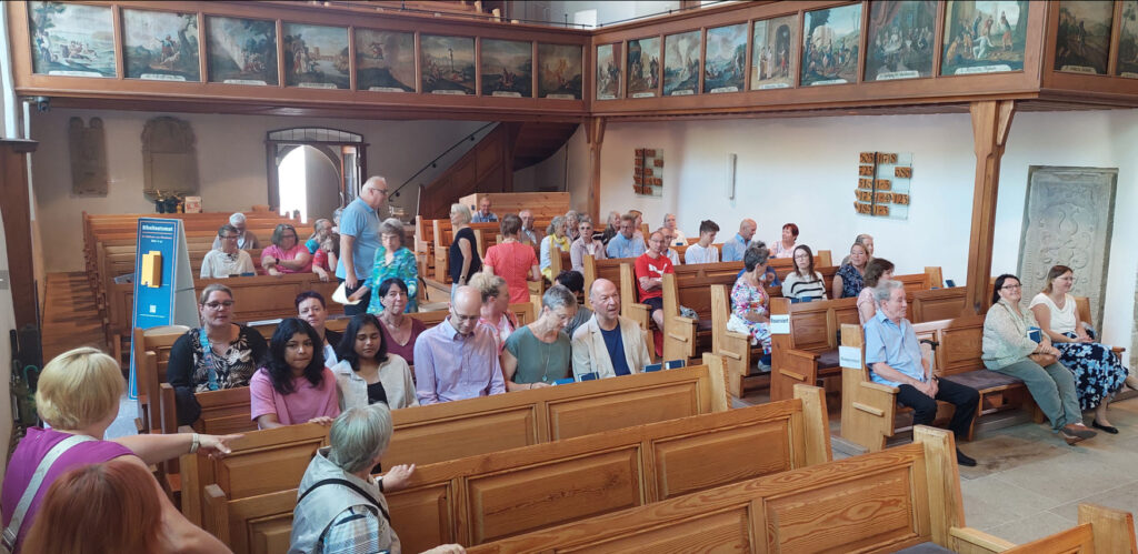 Besucher und Besucherinnen des Gottesdienstes kommen an