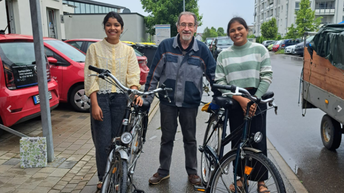 Nachwuchskräfte aus Indien bekommen Fahrräder überreicht