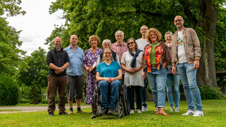 Friedhof lebt - Gruppe die den Friedhof Bietigheim besucht haben