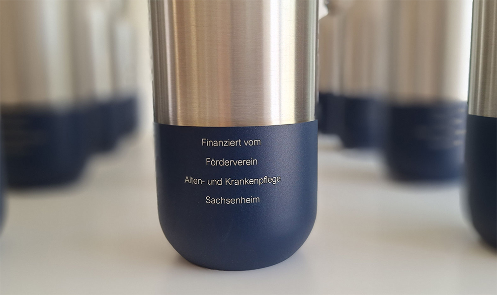 Wasserflasche mit der Aufschrift "Finanziert vom Fördervrein".