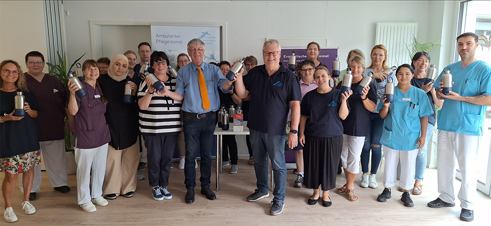 Gruppenfoto mit Mitarbeitern der verschiedenen Arbeitsbereichen