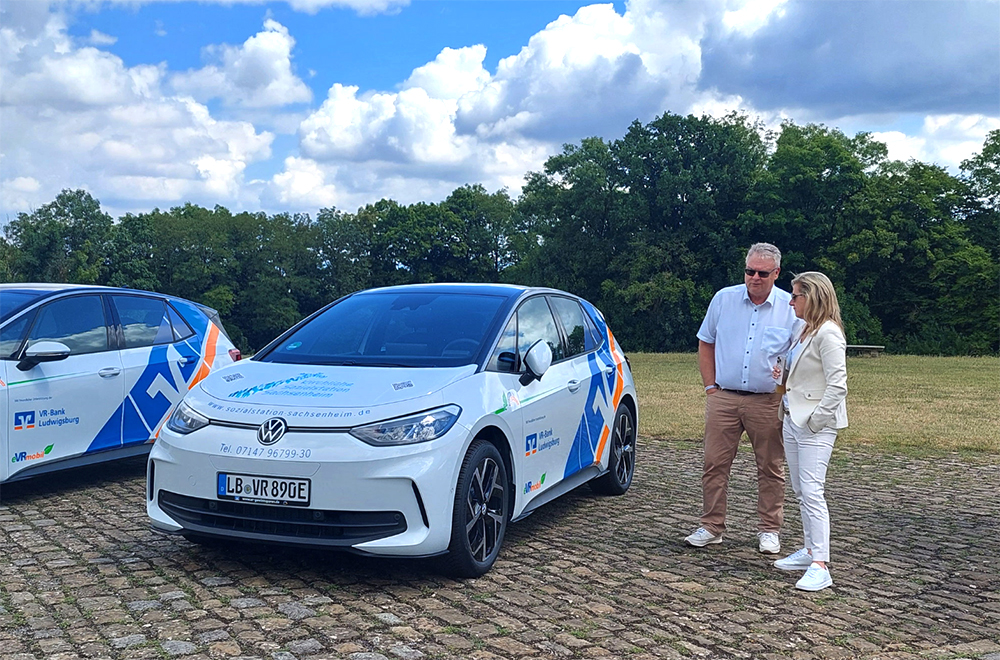 Geschäftsführer Kämmle freut sich über das neue Auto